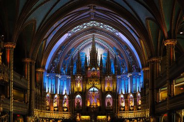 Montreal 'in Notre-Dame Bazilikası. Katolik Kilisesi 'nin içinde - antik dekorasyon, Gotik stil, vitray pencereler, sütunlar, simgelerle sunaklar.