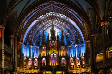  Katolik kilisesinin içinde ikonlar ve lambalar olan bir sunak var. Org, antik dekorasyon, Gotik, vitray pencereler, sütunlar. Montreal 'in Notre-Dame Bazilikası. 