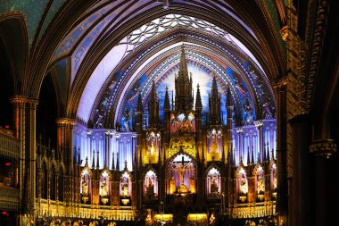  Katolik kilisesinin içinde ikonlar ve lambalar olan bir sunak var. Org, antik dekorasyon. Gotik, vitraylı pencereler, sütunlar. Ziyaretçiler ve turistler. Montreal 'in Notre-Dame Bazilikası. 