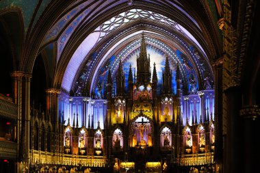 : Montreal 'in Notre-Dame Bazilikası. Katolik Kilisesi 'nin içinde - antik dekorasyon, Gotik stil, vitray pencereler, sütunlar, simgelerle sunaklar.