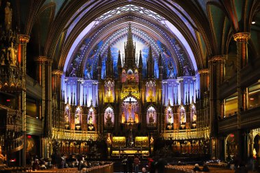  Katolik kilisesinin içinde ikonlar ve lambalar olan bir sunak var. Org, antik dekorasyon. Gotik, vitraylı pencereler, sütunlar. Ziyaretçiler ve turistler. Montreal 'in Notre-Dame Bazilikası. 