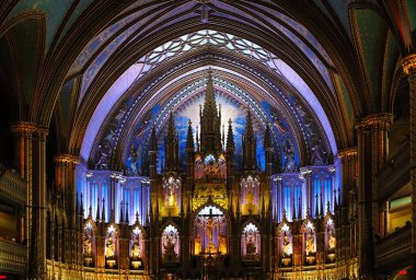 : Montreal 'in Notre-Dame Bazilikası. Katolik Kilisesi 'nin içinde - antik dekorasyon, Gotik stil, vitray pencereler, sütunlar, simgelerle sunaklar.