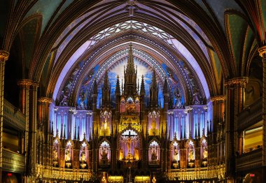 : Montreal 'in Notre-Dame Bazilikası. Katolik Kilisesi 'nin içinde - antik dekorasyon, Gotik stil, vitray pencereler, sütunlar, simgelerle sunaklar.