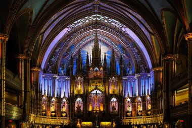 : Montreal 'in Notre-Dame Bazilikası. Katolik Kilisesi 'nin içinde - antik dekorasyon, Gotik stil, vitray pencereler, sütunlar, simgelerle sunaklar.