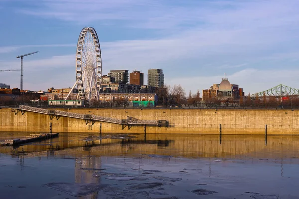  Kışın Montreal sokakları. Şehrin tarihi kısmı eski liman, liman manzarası..