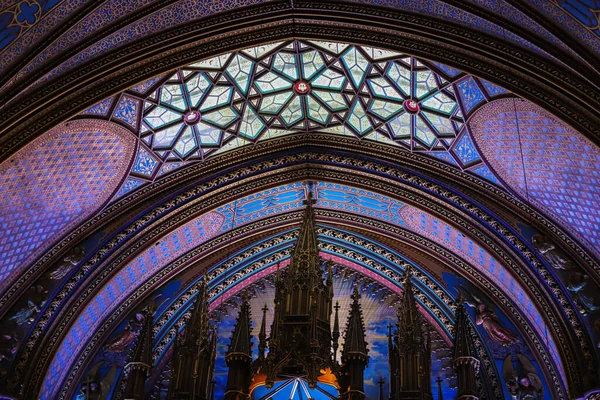 Montreal Notre Dame Bazilikası, Katolik kilisesinin içinde ikonlar ve lambalar olan bir sunak. Boru organı, antik dekorasyon, Gotik stil, vitray pencereler, sütunlar..