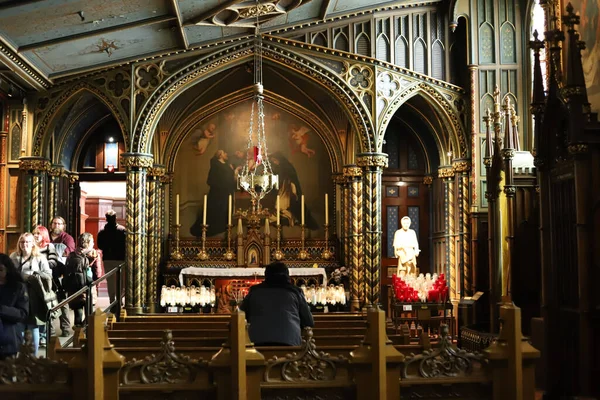 Katolik Kilisesinin Içinde Ikonlar Lambalar Olan Bir Sunak Var Org — Stok fotoğraf