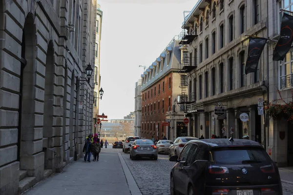 Kışın Montreal sokakları. Şehrin tarihi kısmı - eski evler, dükkanlar, kafeler, yürüyen insanlar, arabalar, toplu taşıma işleri. Noel zamanı.