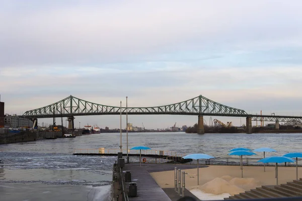 Montreal 'in Panorama' sı, şehrin eski kısmı. Şapel kulesi, sahil, demir köprü ve nehir boyunca gezinti güvertesi. Quebec Turizmi, Kanada