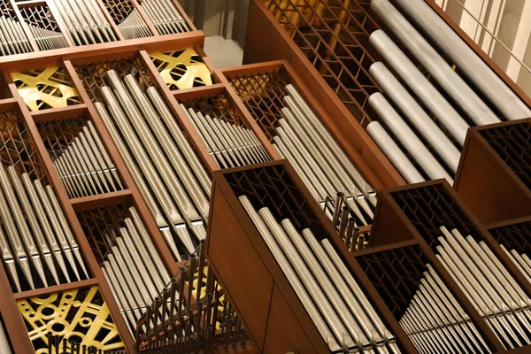Pipe Organ - modern müzik aleti.