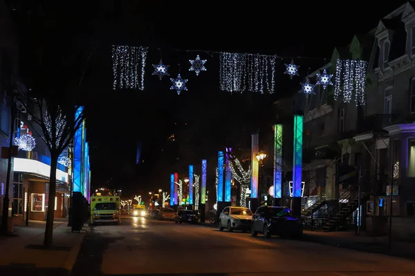Kışın şehir merkezinde gece hayatı. Gece aydınlatması, Noel süslemeleri, boş sokaklar. Montreal, Quebec, Kanada