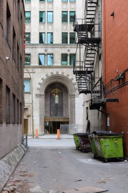 Montreal modern mimarisi - şehir tarzı, yüksek binalar, cam ve beton, sokak, boş yol, bulutlu gün