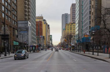 Montreal modern mimarisi - şehir tarzı, yüksek binalar, cam ve beton, sokak, boş yol, bulutlu gün
