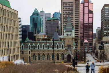 Montreal modern mimarisi - şehir tarzı, yüksek binalar, cam ve beton, sokak, boş yol, bulutlu gün
