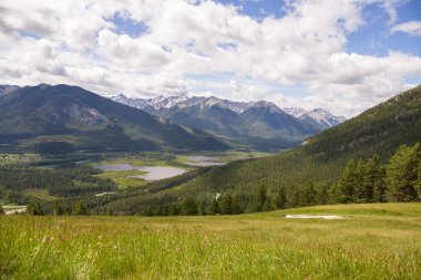 Mavi gökyüzünün altındaki dağlar. Seyahat Banff, Alberta, Kanada. Alberta, Kanada Rocky Dağları ile güzel bir manzara