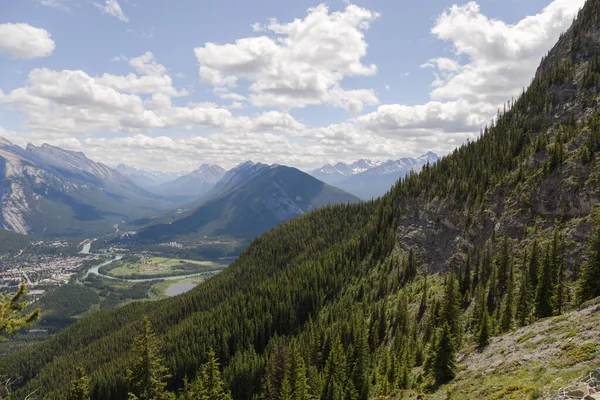 Dağın tepesinden Banff kasabasının manzarası. Yürüyüş, tırmanma, Turizm Alberta Kanada. Kanada Rocky Dağları