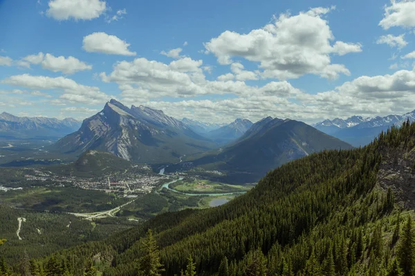 Dağın tepesinden Banff kasabasının manzarası. Yürüyüş, tırmanma, Turizm Alberta Kanada. Kanada Rocky Dağları