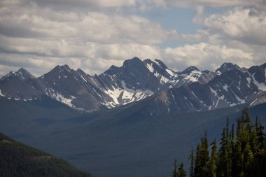 Rocky Dağları 'nın karlı zirveleri doğal bir manzaradır. Banff Ulusal Parkı, Alberta, Kanada 'da aşırı turizm