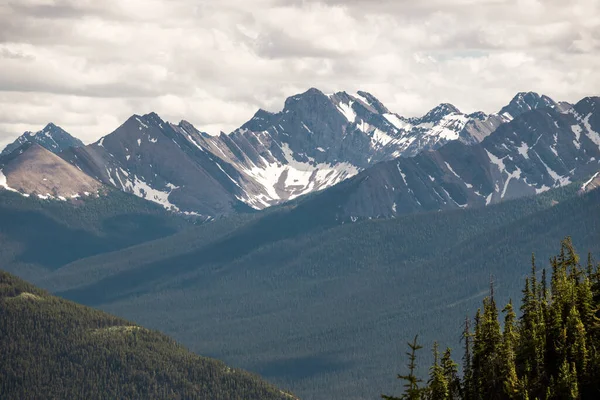 Die Schneebedeckten Gipfel Der Rocky Mountains Sind Eine Natürliche Landschaft — Stockfoto