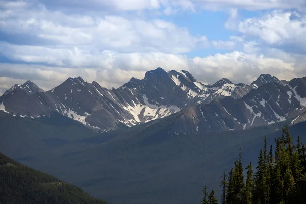 Rocky Dağları 'nın karlı zirveleri doğal bir manzaradır. Banff Ulusal Parkı, Alberta, Kanada 'da aşırı turizm