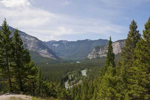 Prachtig Berglandschap Een Zonnige Dag Bergtoppen Zonnestralen Naaldbossen Banff Provincial — Stockfoto