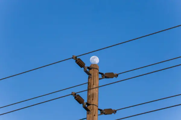 満月は 高圧電気ネットワークの極に — ストック写真