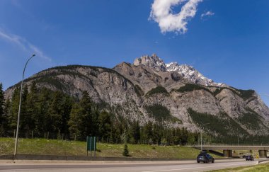 Kanada Kayalık Dağları 'ndaki dağ yolu, Banff Ulusal Parkı. Otoyolun yakınındaki Şelale Dağı