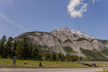 Kanada Kayalık Dağları 'ndaki dağ yolu, Banff Ulusal Parkı. Otoyolun yakınındaki Şelale Dağı