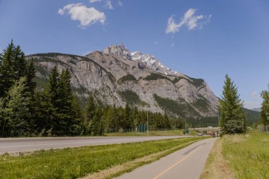 Kanada Kayalık Dağları 'ndaki dağ yolu, Banff Ulusal Parkı. Otoyolun yakınındaki Şelale Dağı
