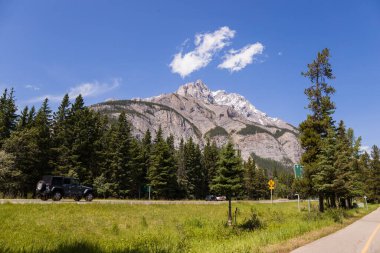 Dağ manzarası. Yaz zamanı. Banff, Alberta, Kanada 'daki Rocky Dağları' nda yürüyüş parkurunda.