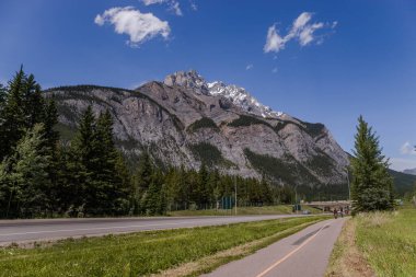 Kanada Kayalık Dağları 'ndaki dağ yolu, Banff Ulusal Parkı. Otoyolun yakınındaki Şelale Dağı