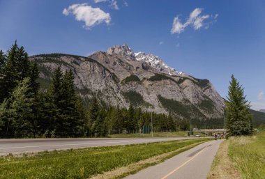 Kanada Kayalık Dağları 'ndaki dağ yolu, Banff Ulusal Parkı. Otoyolun yakınındaki Şelale Dağı