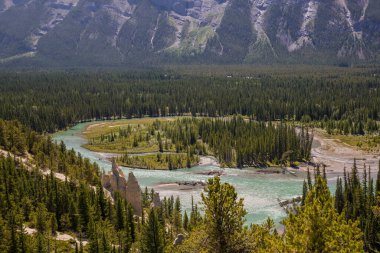 Kanada manzarası - Banff Ulusal Parkı, Alberta - dağlara yaz yolculuğu, güzel mavi Bow nehri ve kozalaklı orman. Bow River Vadisi - berrak mavi su, çam ormanı adası, güzel Rundle Dağları