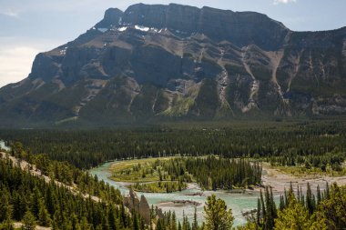 Kanada manzarası - Banff Ulusal Parkı, Alberta - dağlara yaz yolculuğu, güzel mavi Bow nehri ve kozalaklı orman. Bow River Vadisi - berrak mavi su, çam ormanı adası, güzel Rundle Dağları