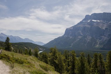 Kanada Kayalık Dağları 'ndaki dağ yolu, Banff Ulusal Parkı. Otoyolun yakınındaki Şelale Dağı