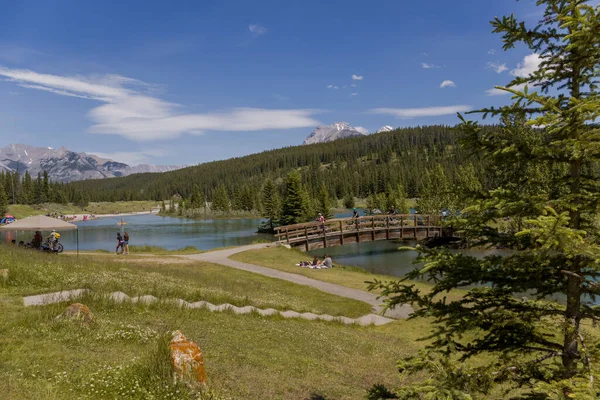 stock image Clear blue water of the Cascade pond, a beautiful bridge across the reservoir, a recreation area in the mountains. Tourism Banff, Alberta, Canada