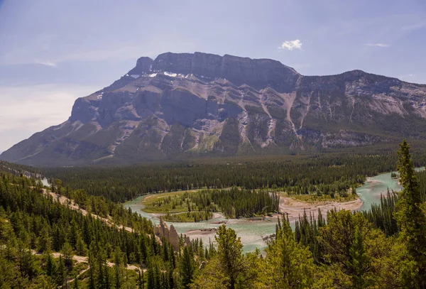 カナダの風景 バンフ国立公園 アルバータ州 山への夏の旅行 美しい青い弓川と針葉樹林 ボウ川の谷 澄んだ青い水 松林の島 美しいルンドル山脈 — ストック写真