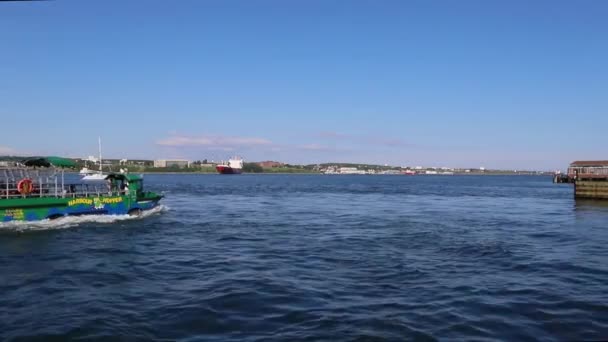 Een Excursie Amfibische Bus Met Toeristen Vaart Oceaan Aantrekkingskracht Halifax — Stockvideo