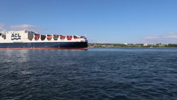 컨테이너를 화물선 항구를 떠납니다 바다를 화물을 운송하는 시스템 핼리팩스 캐나다 — 비디오