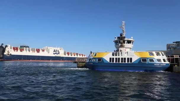 一艘装有集装箱的货船驶离港口 海上货物运输制度 加拿大新斯科舍省哈利法克斯 — 图库视频影像