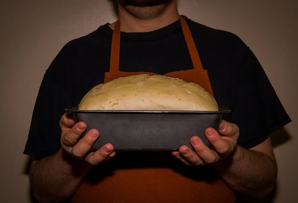 拿着自制面团的围裙贝克 一个老式的家庭面包店 世界美食 面包和烘焙制品 — 图库照片