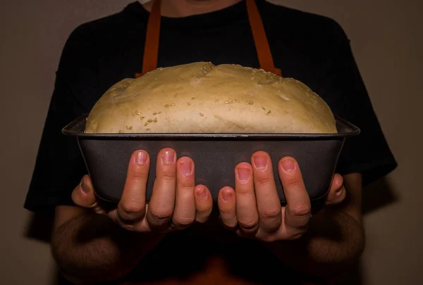 Piekarz Fartuchu Trzymający Świeżo Upieczony Bochenek Chleba Kuchnia Światowa Chleb — Zdjęcie stockowe
