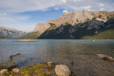 Minnewanka Gölü - bulutlu gökyüzü, dağlar ve temiz kaynak suyu, Banff Ulusal Parkı, Alberta, Kanada