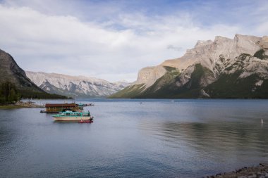 Aktif eğlence - kanolar, kanolar, tekne gezisi - Minnewanka gölündeki turistik nokta. Dağ turizmi, Banff Ulusal Parkı, Alberta, Kanada