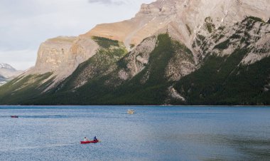 Aktif eğlence - kanolar, kanolar, tekne gezisi - Minnewanka gölündeki turistik nokta. Dağ turizmi, Banff Ulusal Parkı, Alberta, Kanada