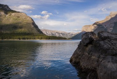 Güzel dağ manzarası - kristal berrak su ile dağ gölü, yeşil kozalaklı orman, kayalık dağlar ve mavi bulut gökyüzü - Banff taşra parkı, Alberta, Kanada