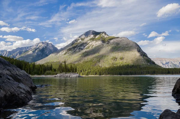Горное Озеро Скалистых Горах Канады Небольшой Остров Соснами Чистой Озерной — стоковое фото