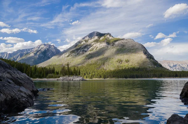 Красивый Горный Пейзаж Горное Озеро Кристально Чистой Водой Зеленый Хвойный — стоковое фото