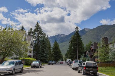 Banff şehri, Alberta, Kanada manzarası. Banff, Kanada 'nın başkenti ve en büyük şehridir. Arabalarla park etmek.