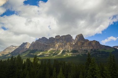 Dağ Gölü manzarası manzarası insanları - orman, manzaralı mavi göl ve ufukta Rocky Dağları. Minnewanka Gölü, Banff il parkı, Alberta, Kanada